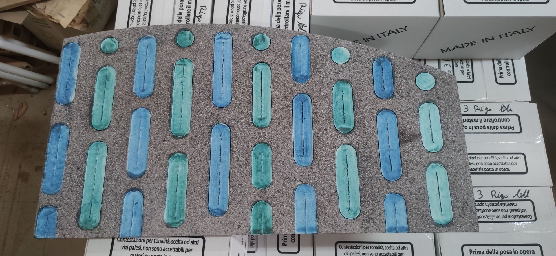 Una pila di scatole con un motivo blu e verde su di esse