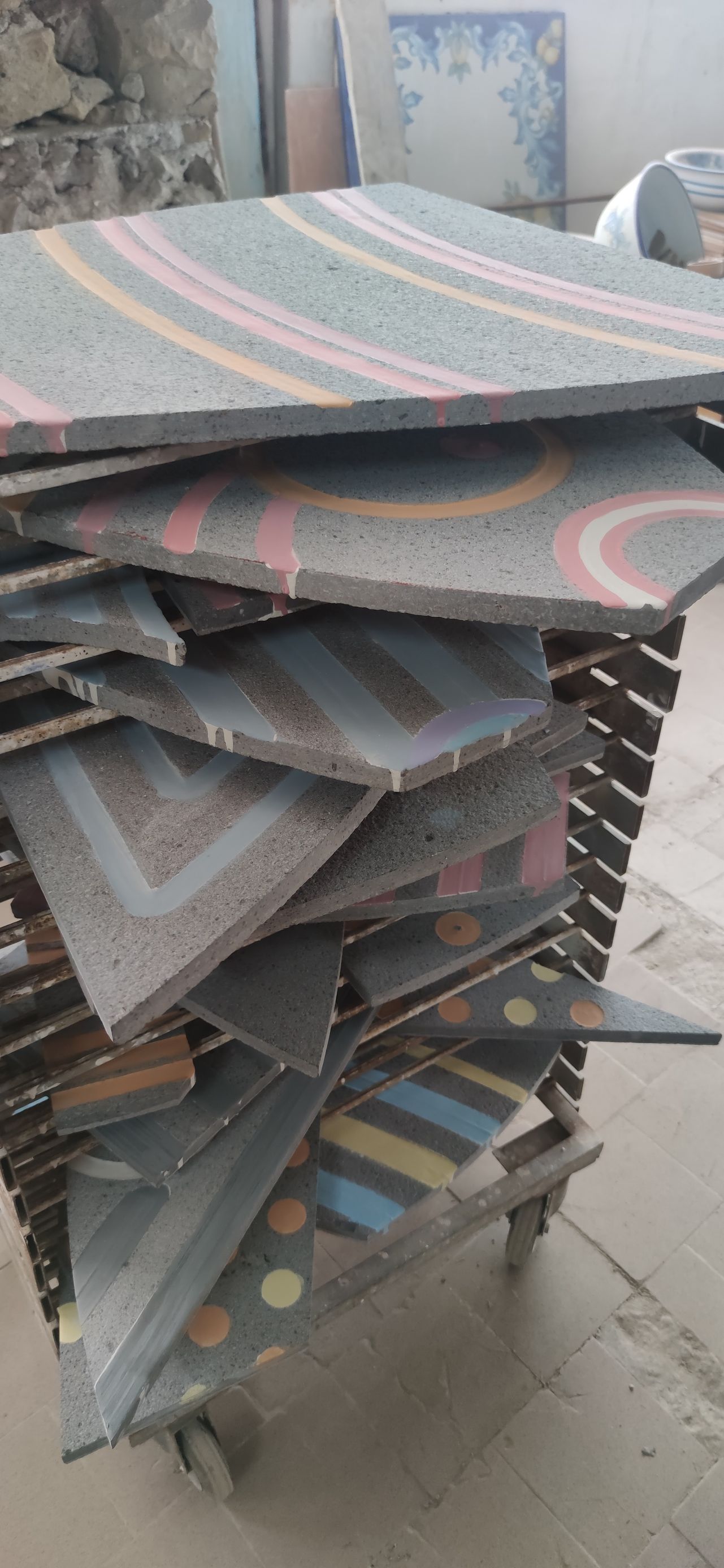 Una pila di piastrelle appoggiate una sull'altra su un carrello.