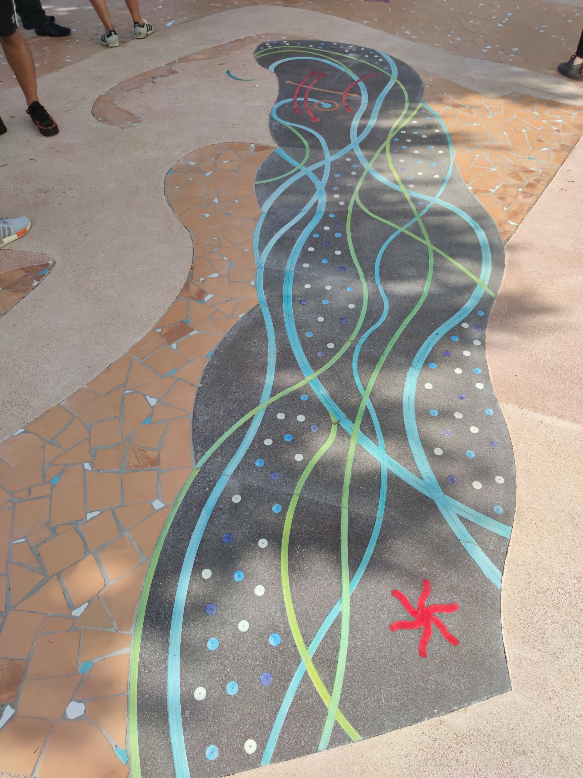 Un dipinto di un fiume con una stella marina rossa sul fondo