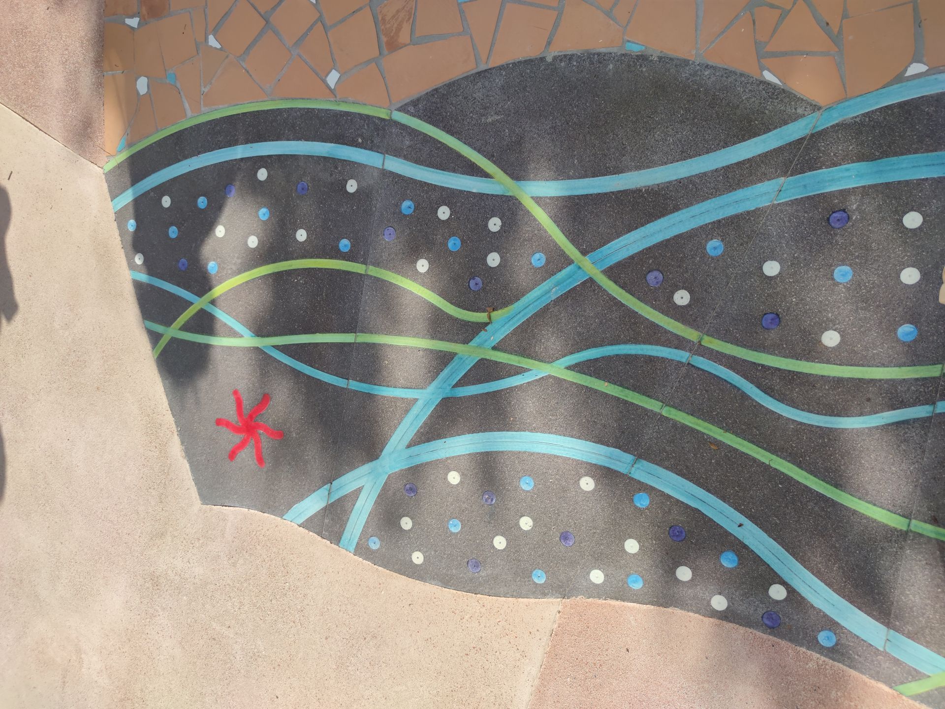 Un dipinto su un muro con una stella rossa al centro