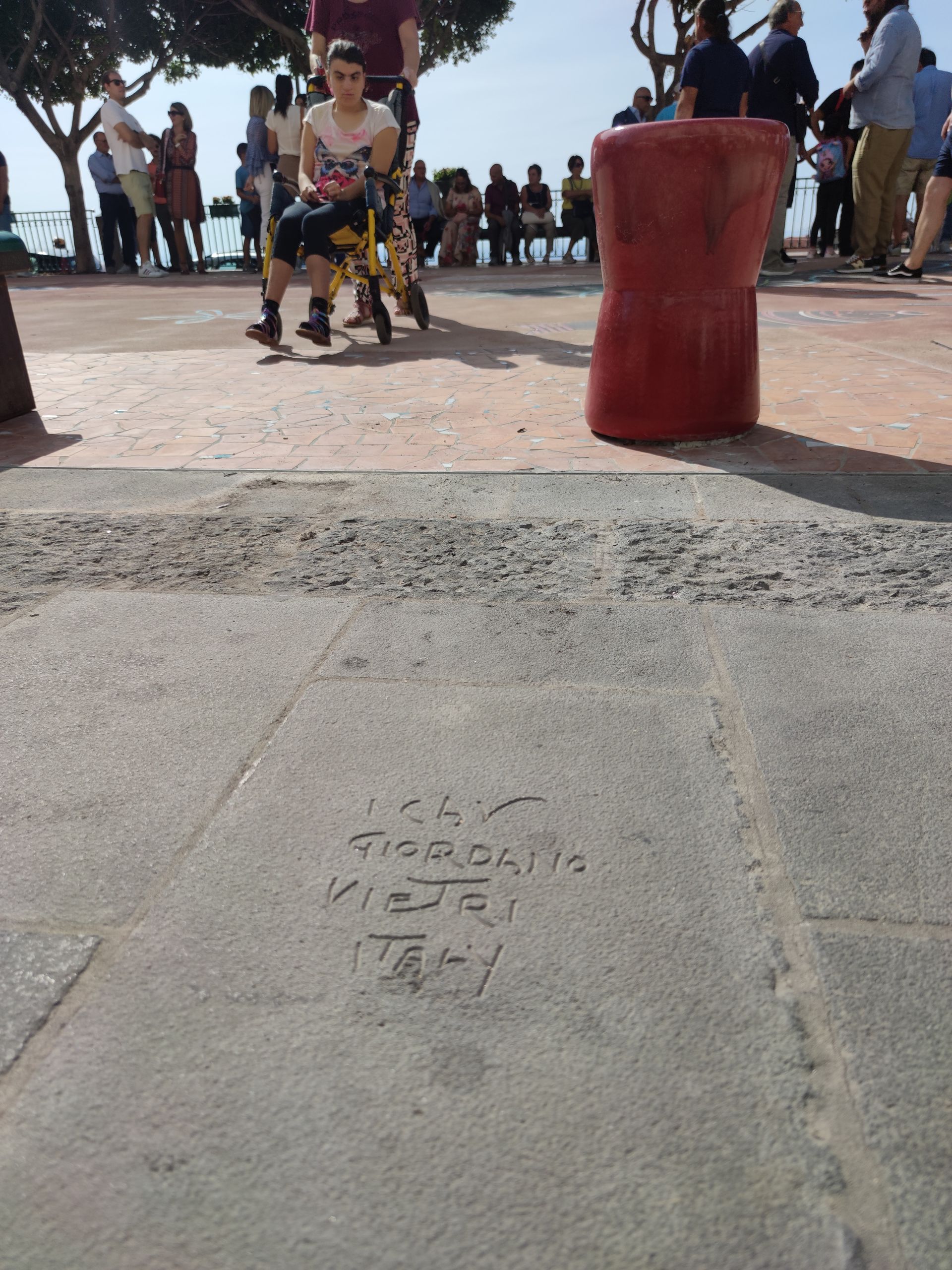 Una persona su sedia a rotelle si siede di fronte a un gruppo di persone