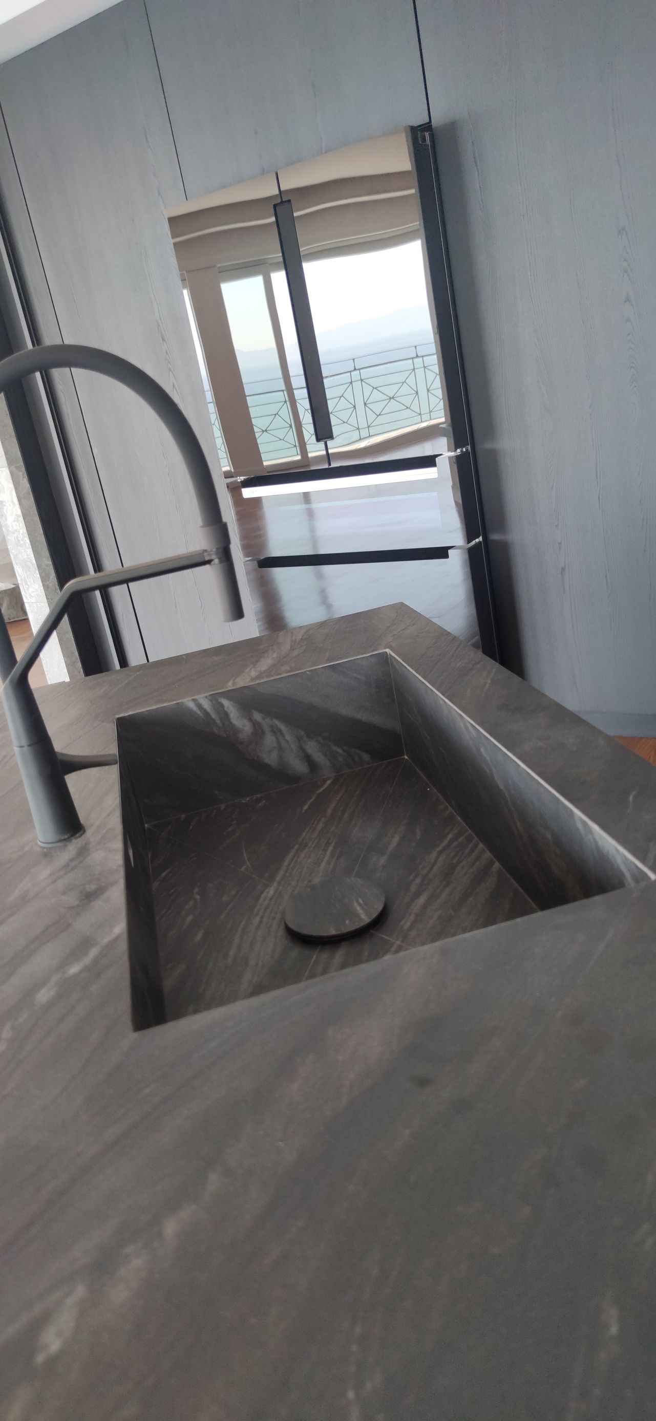 Un lavello da cucina è appoggiato su un tavolo in una stanza.