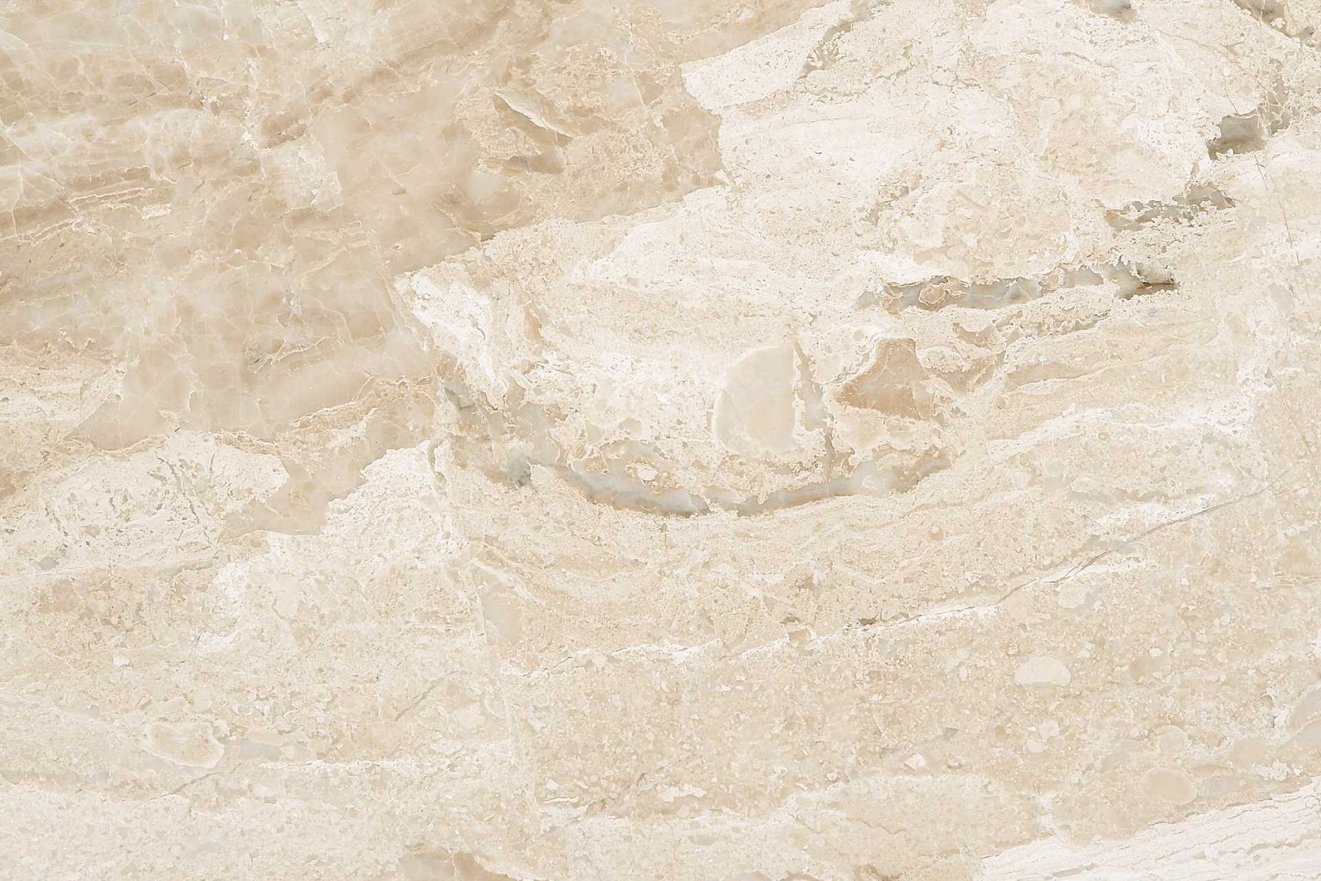 Un primo piano di una trama di marmo beige.