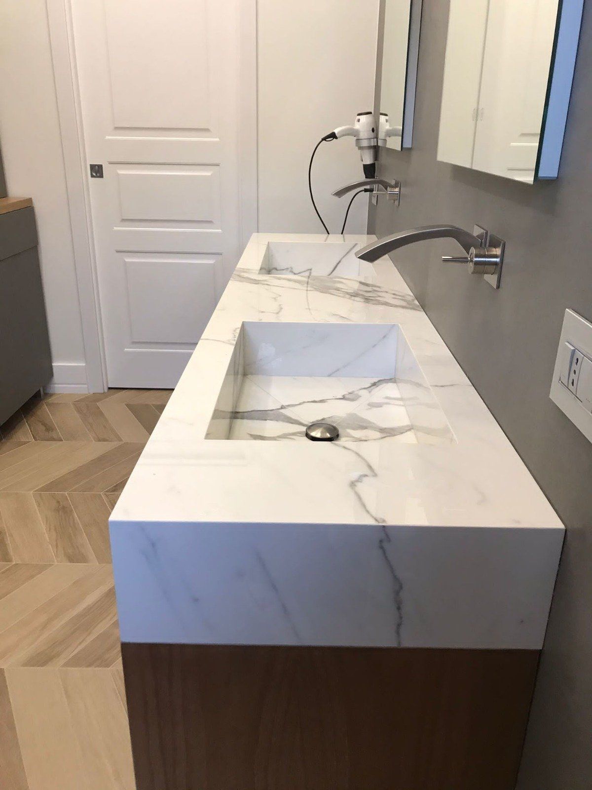 Un bagno con due lavandini e uno specchio.