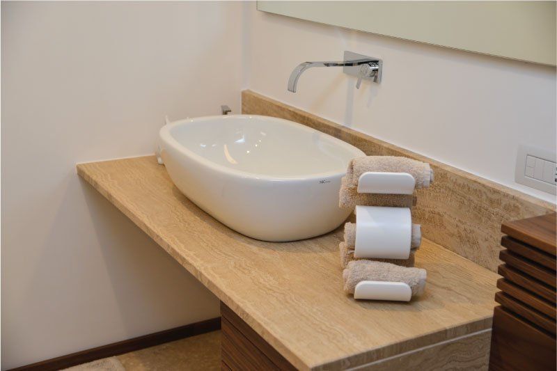 Un bagno con lavandino e asciugamani sul tavolo