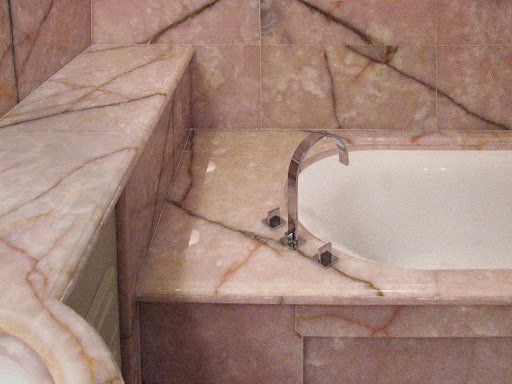 Un bagno con vasca e piano in marmo.