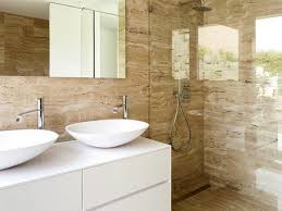 Un bagno con due lavandini e una cabina doccia.