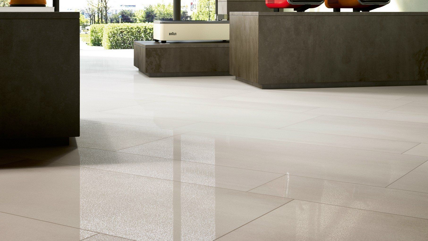 Un pavimento piastrellato bianco in un soggiorno con un tavolo sullo sfondo.