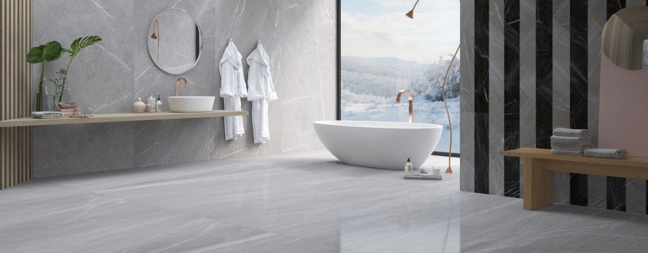 Un bagno con vasca, lavandino, specchio e finestra.