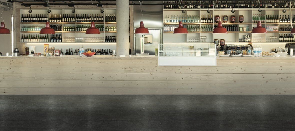 Un ristorante con un lungo bancone e molti scaffali