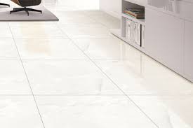 Un soggiorno con pavimento in piastrelle bianche e una sedia.