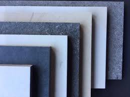 Una pila di tessere di diverse dimensioni e colori sono impilate l'una sull'altra.