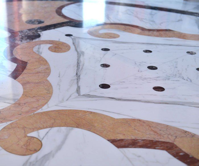 Un pavimento in marmo con un motivo di vortici e cerchi