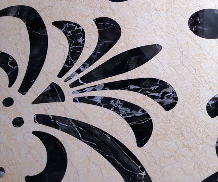 Una piastrella di marmo con un disegno in bianco e nero