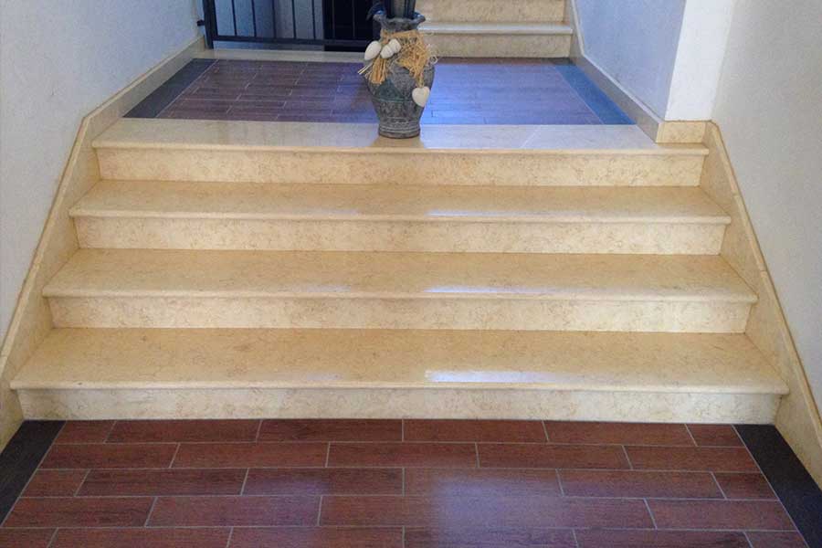 Una scala con un vaso di fiori in cima