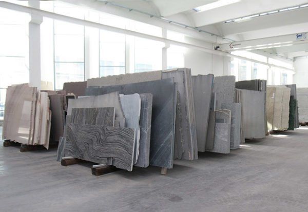Un magazzino pieno di lastre di marmo