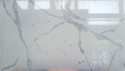 Un primo piano di un piano di lavoro in marmo bianco.