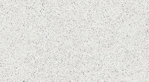 Un primo piano di un piano di lavoro in granito bianco.