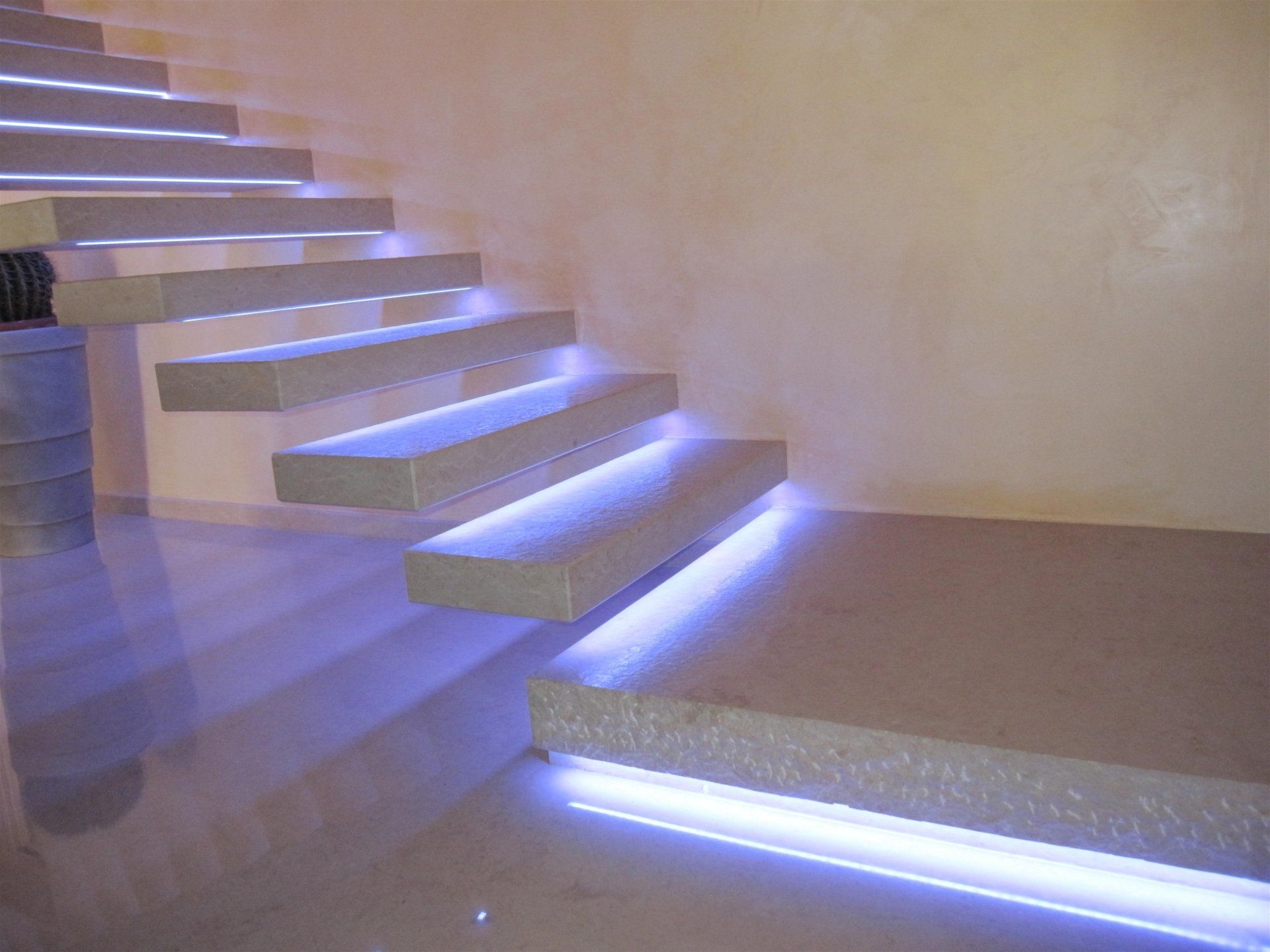 Una scala con luci viola sui gradini