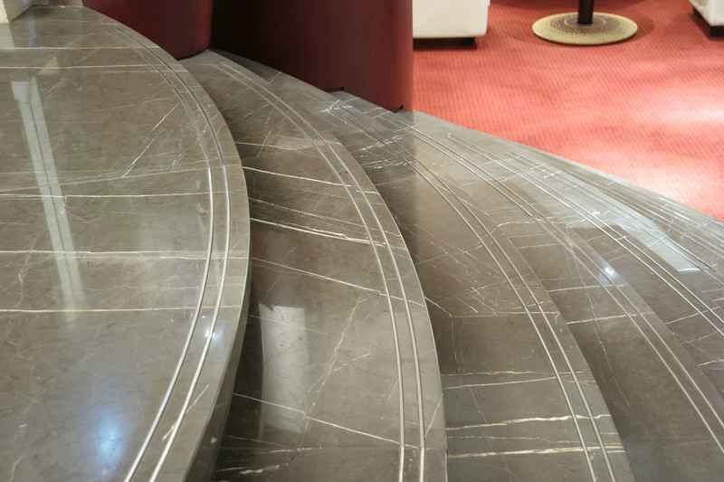 Una serie di scale curve con un tappeto rosso