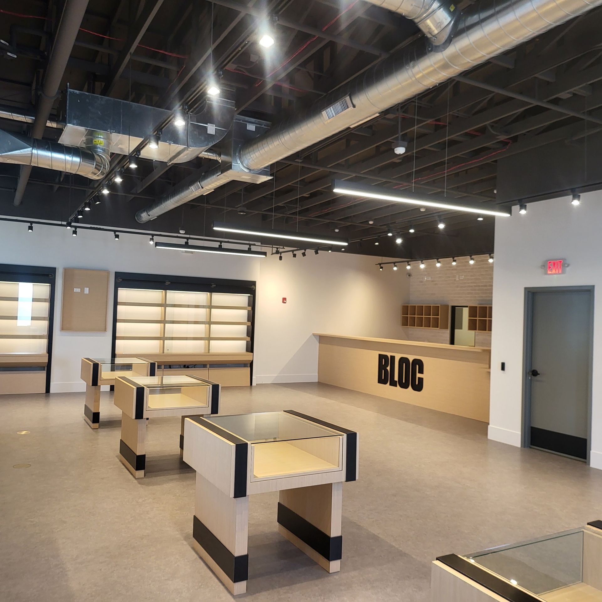 A large room with tables and a counter that says bloc