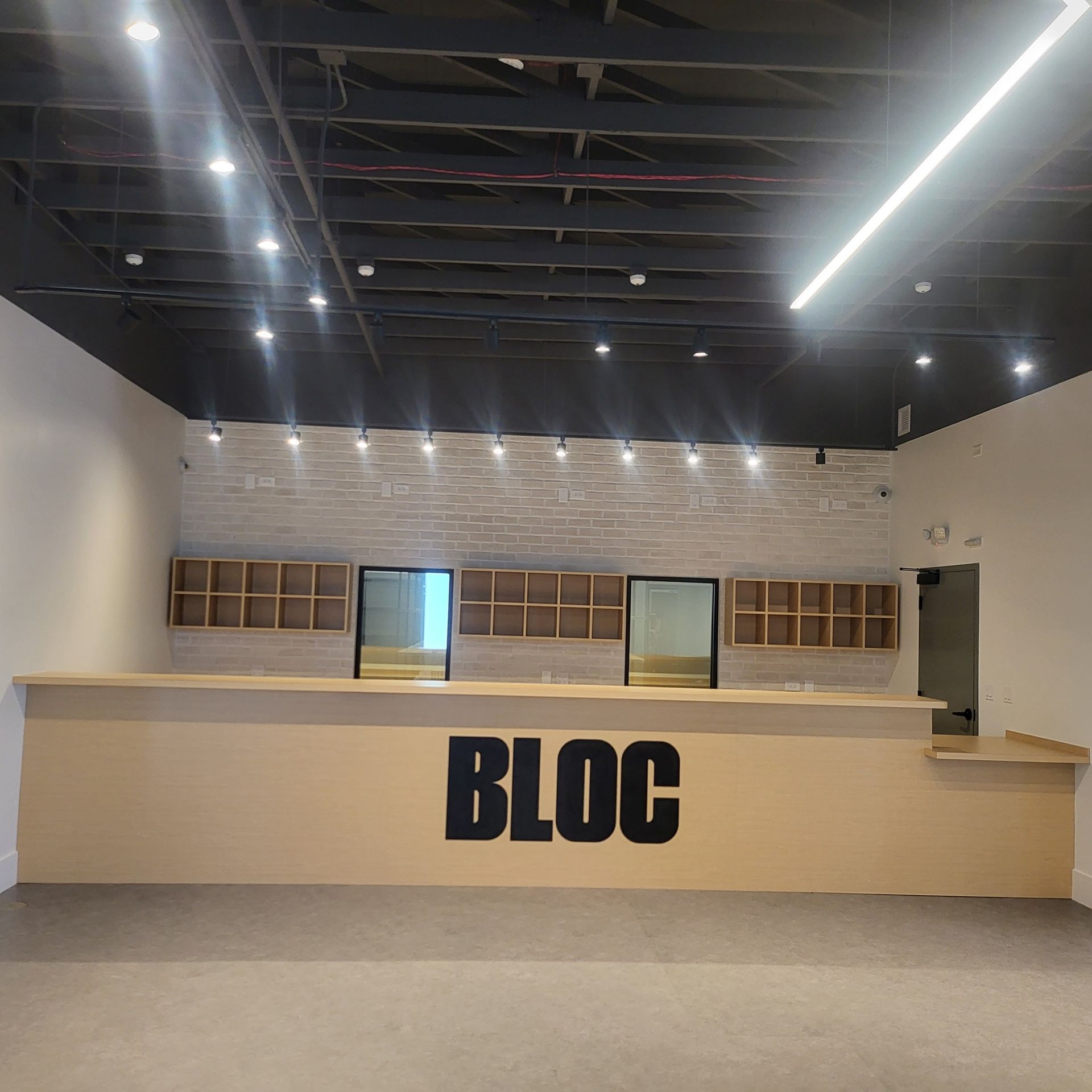 An empty room with a counter that says bloc on it