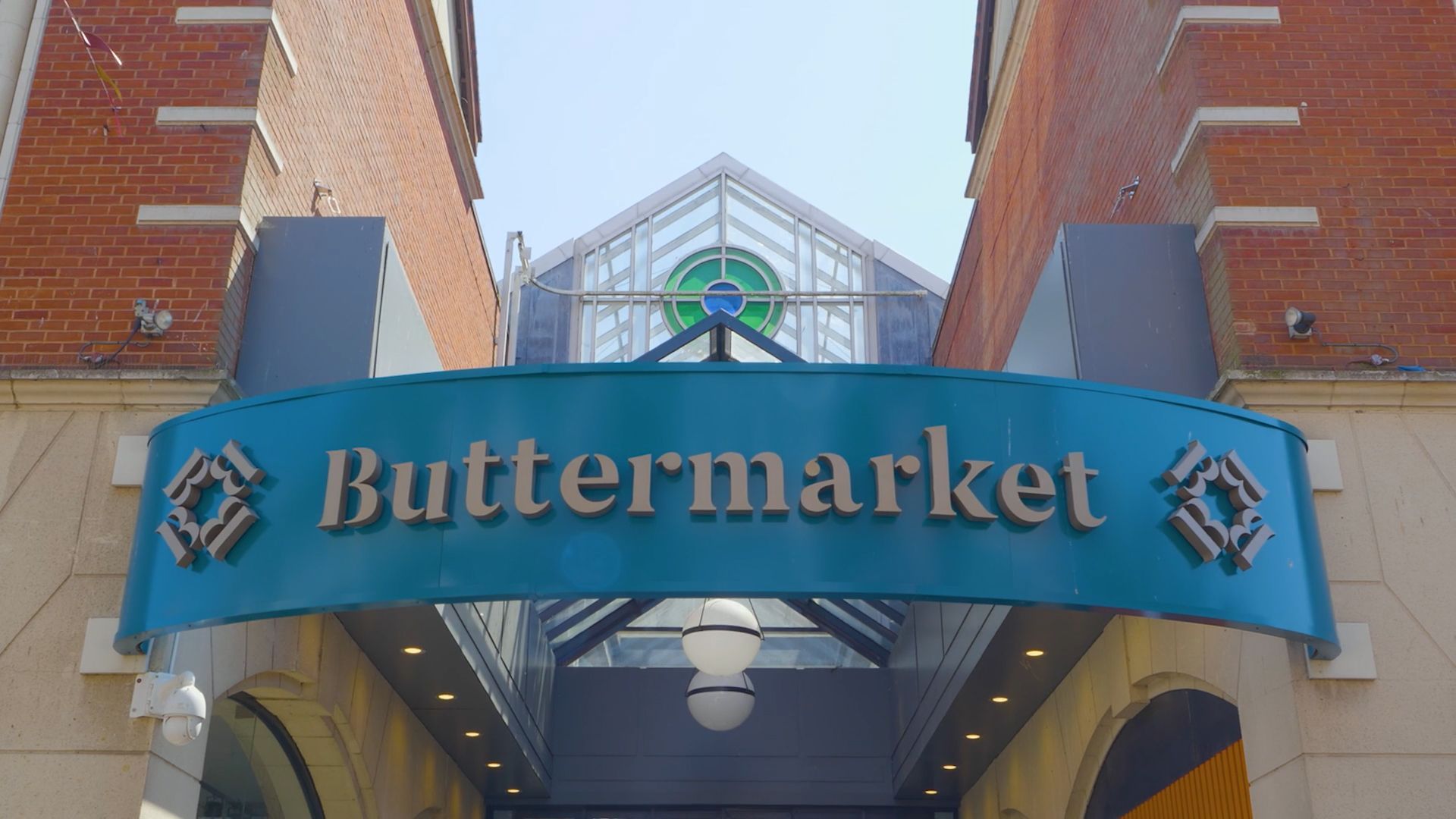 A blue sign that says buttermarket on it