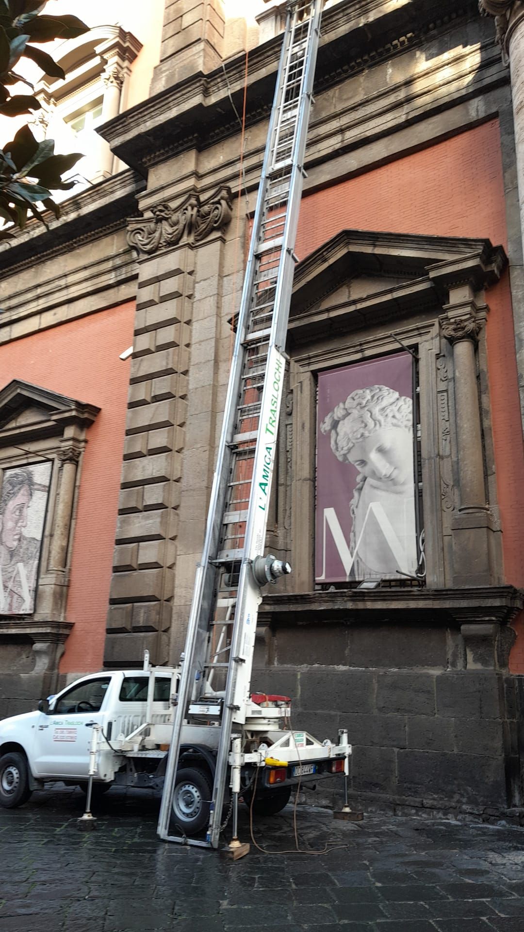 Autoscala trasloco opera d'arte Museo Nazionale di Napoli