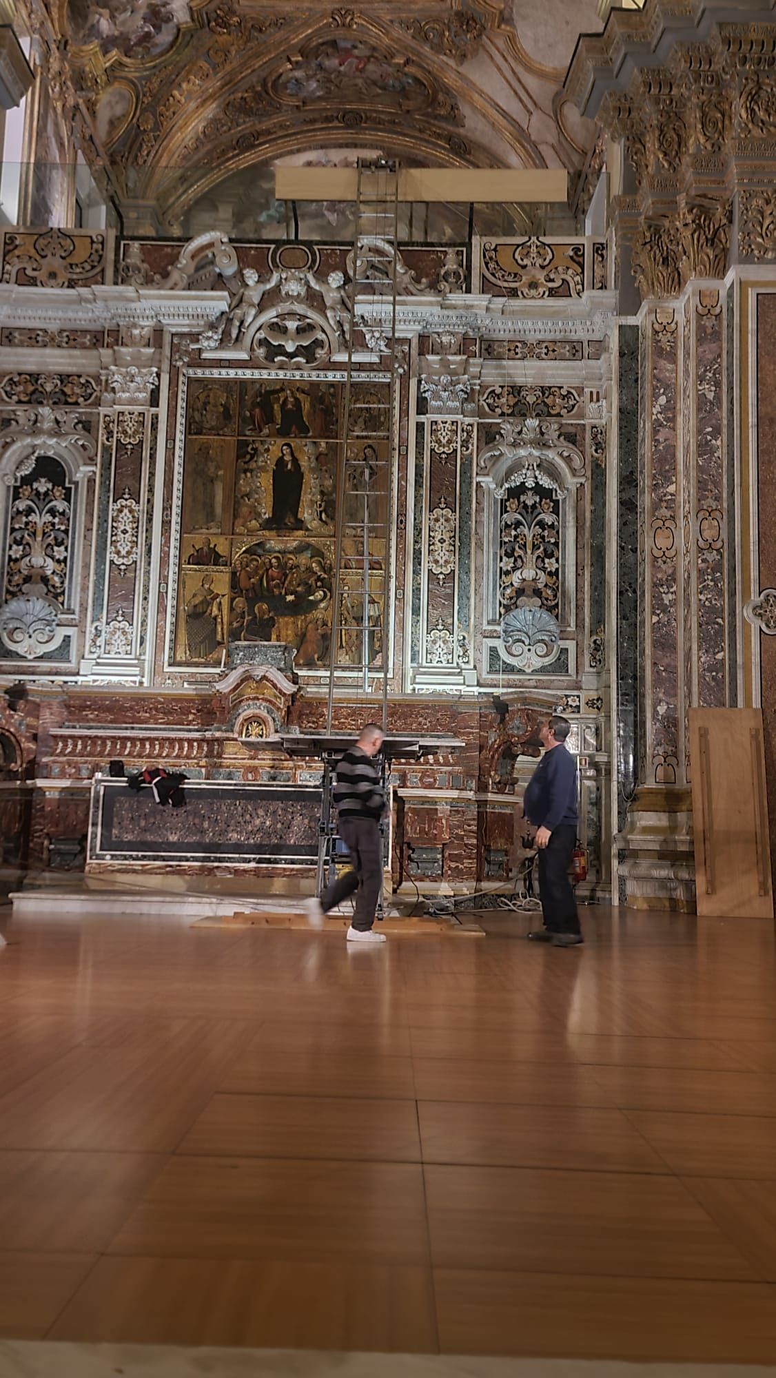 Operazioni di posizionamento dipinto durante trasloco