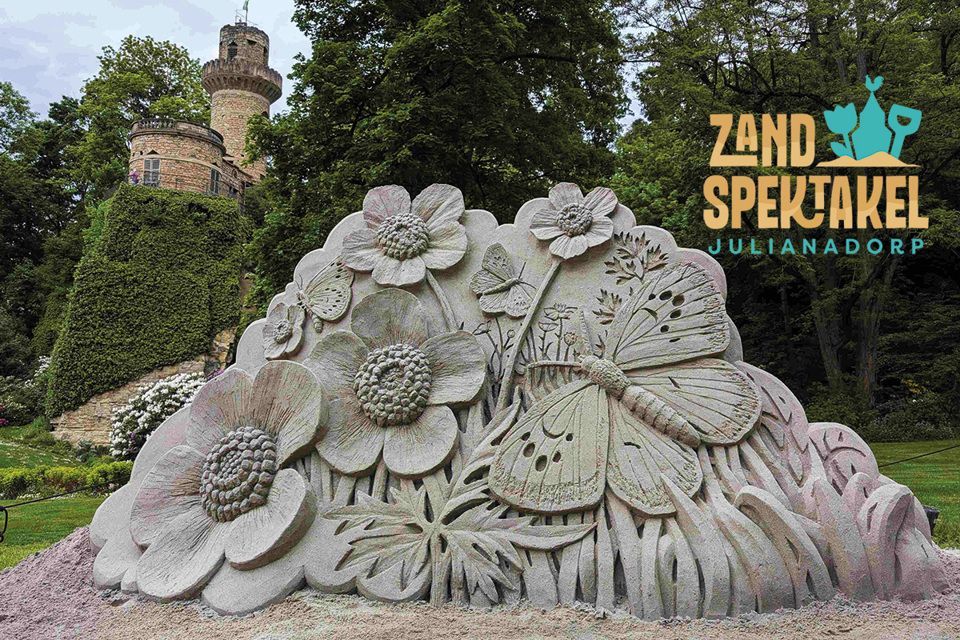 In mei zie je de kunstenaars van de zand sculpturen live aan het werk.