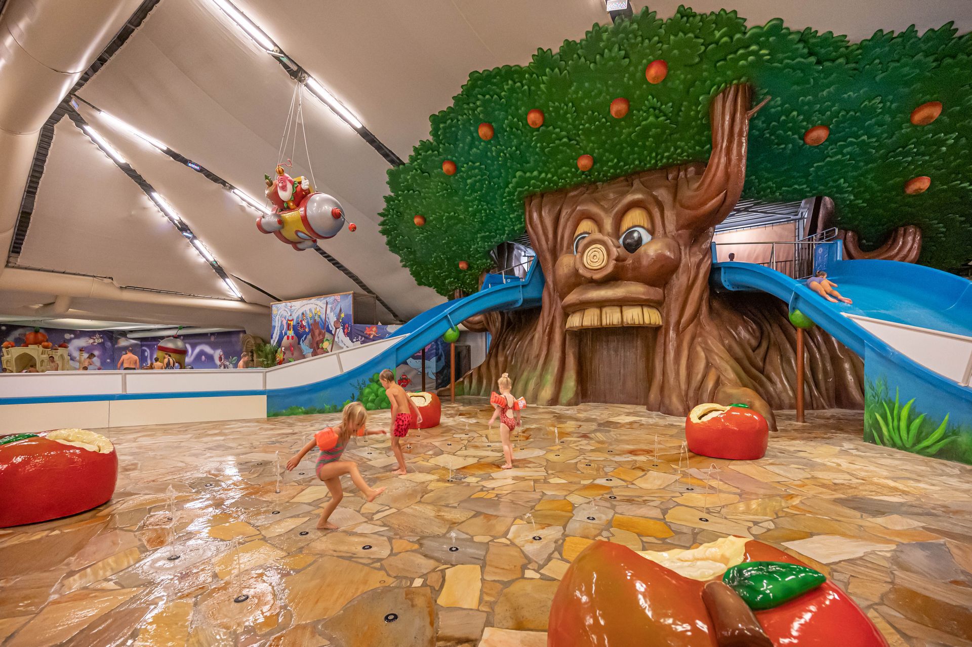 Een recreatiepark met een binnenspeeltuin, een buitenpark en het subtropische waterparadijs Holle Bolle Plons.