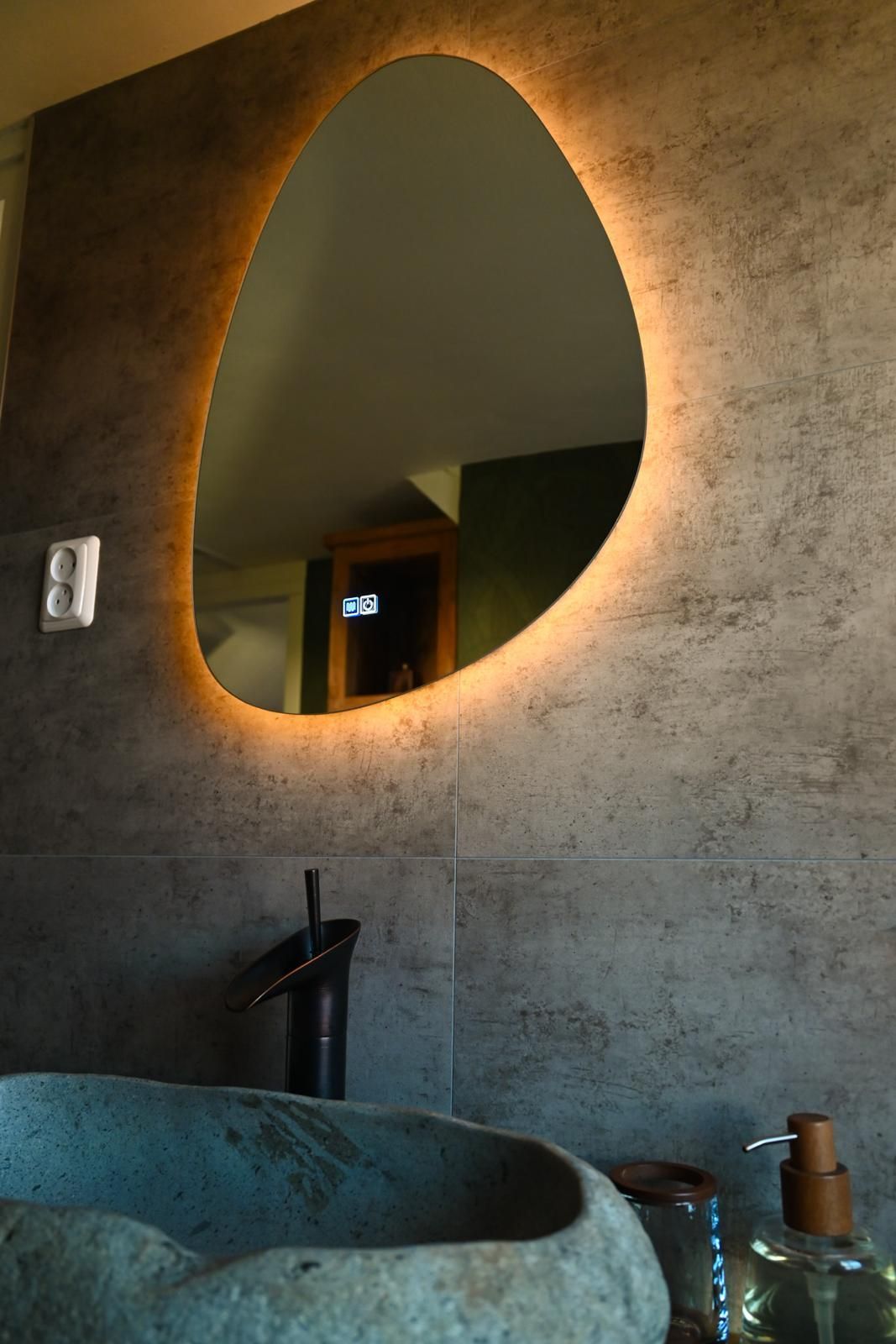 De overloop met spiegel en wastafel van Vakantiehuis Akkerzicht Oudesluis.