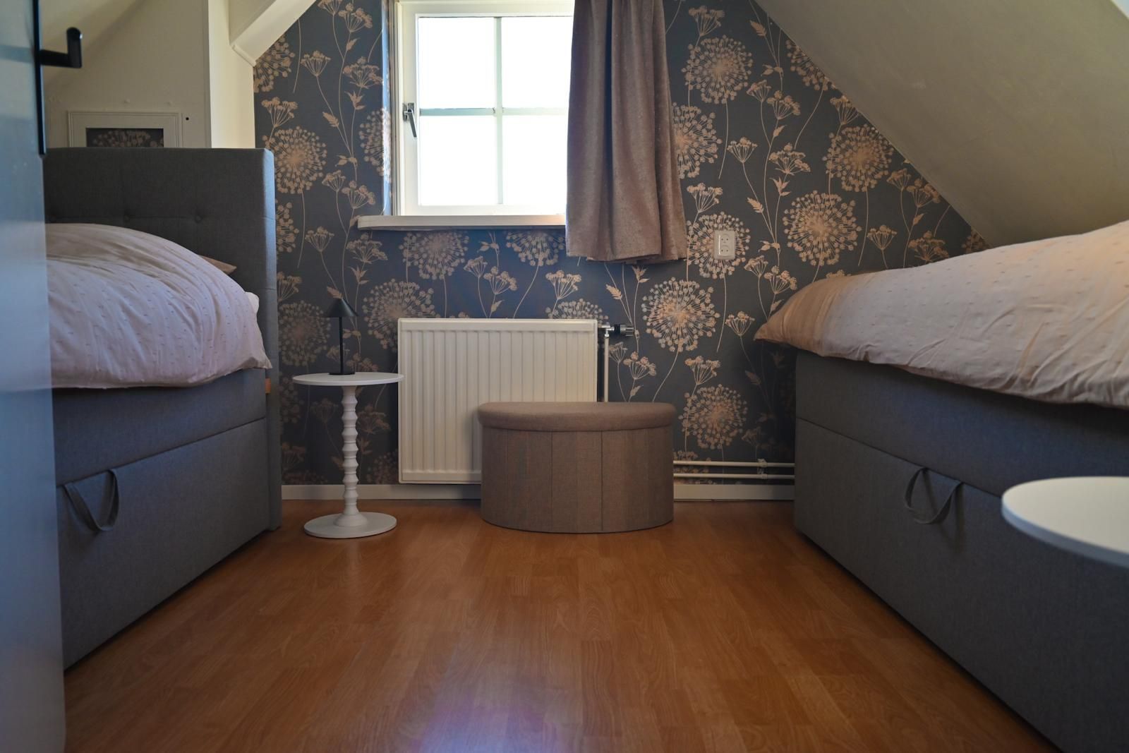 De tweede slaapkamer met 2 bedden van Vakantiehuis Akkerzicht Oudesluis.