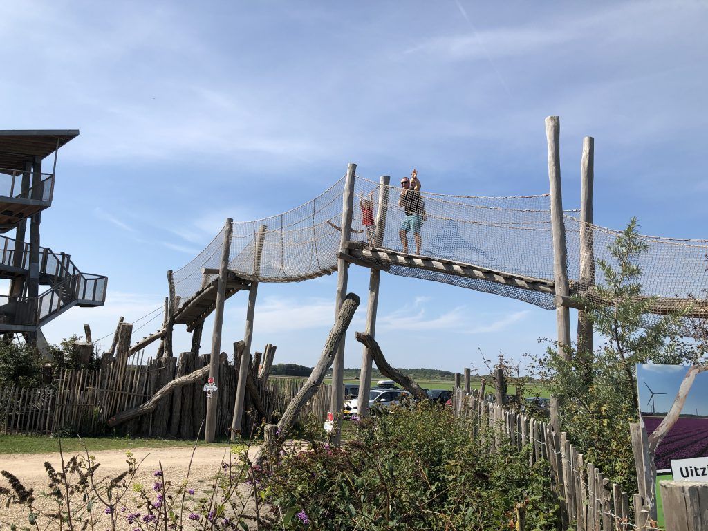 Land van Fluwel in Sint Maartenszee is een avonturenpark dat natuur, spel en de geschiedenis van de tulp combineert.