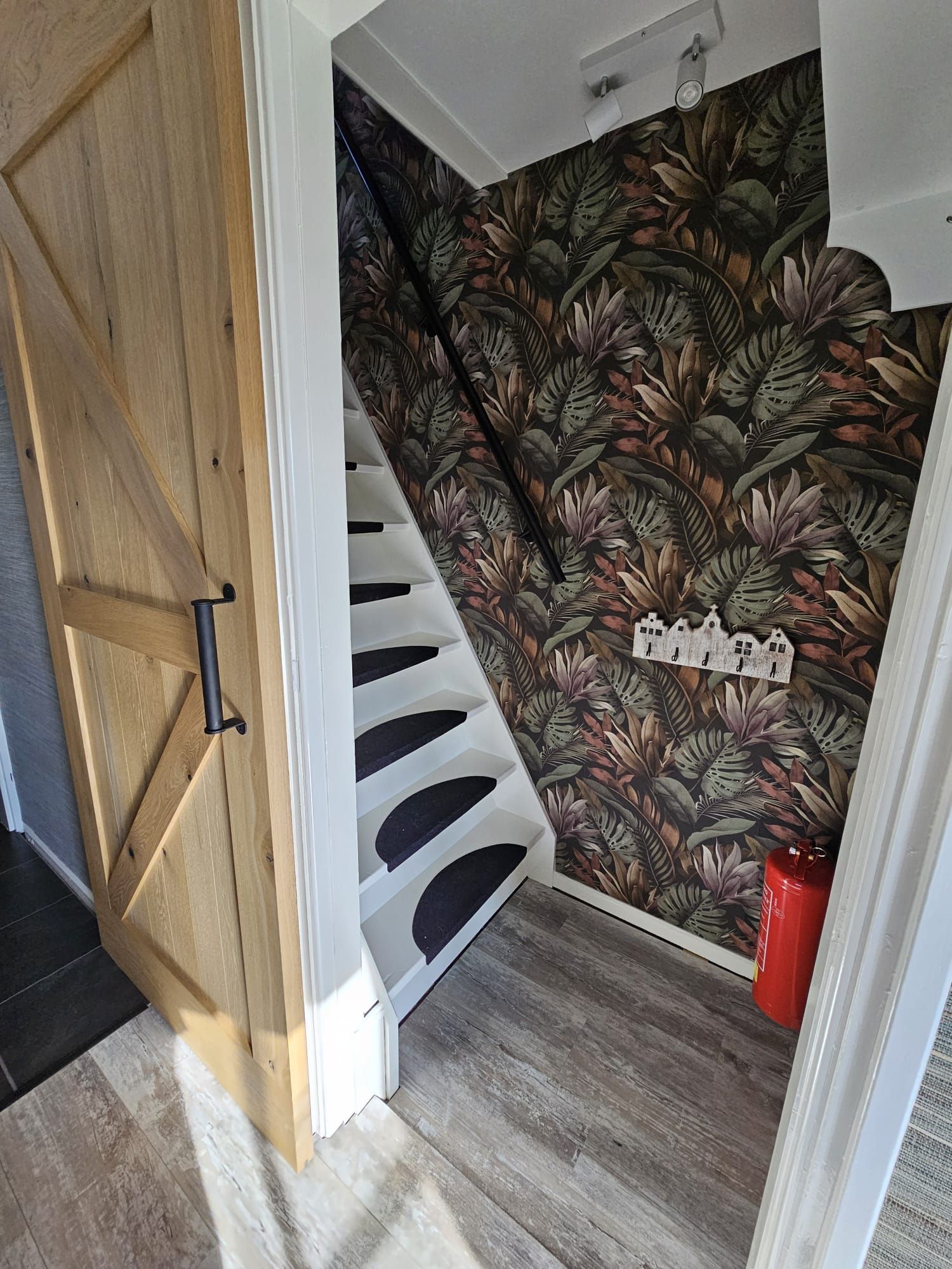 De trap naar de 1e verdieping van Vakantiehuis Akkerzicht Oudesluis.