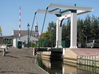 De Baleinen Brug. In vroegere tijden woonde in Oudesluis veel vissers die ook op walvissen jaagden.