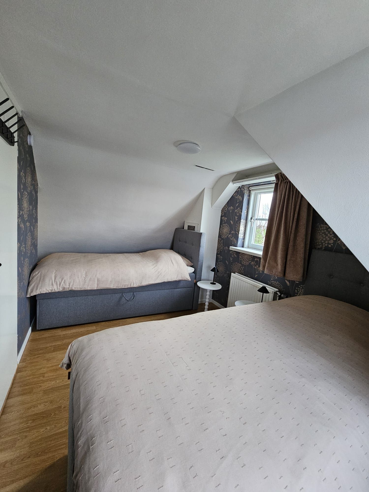 De tweede slaapkamer met 2 bedden van Vakantiehuis Akkerzicht Oudesluis.