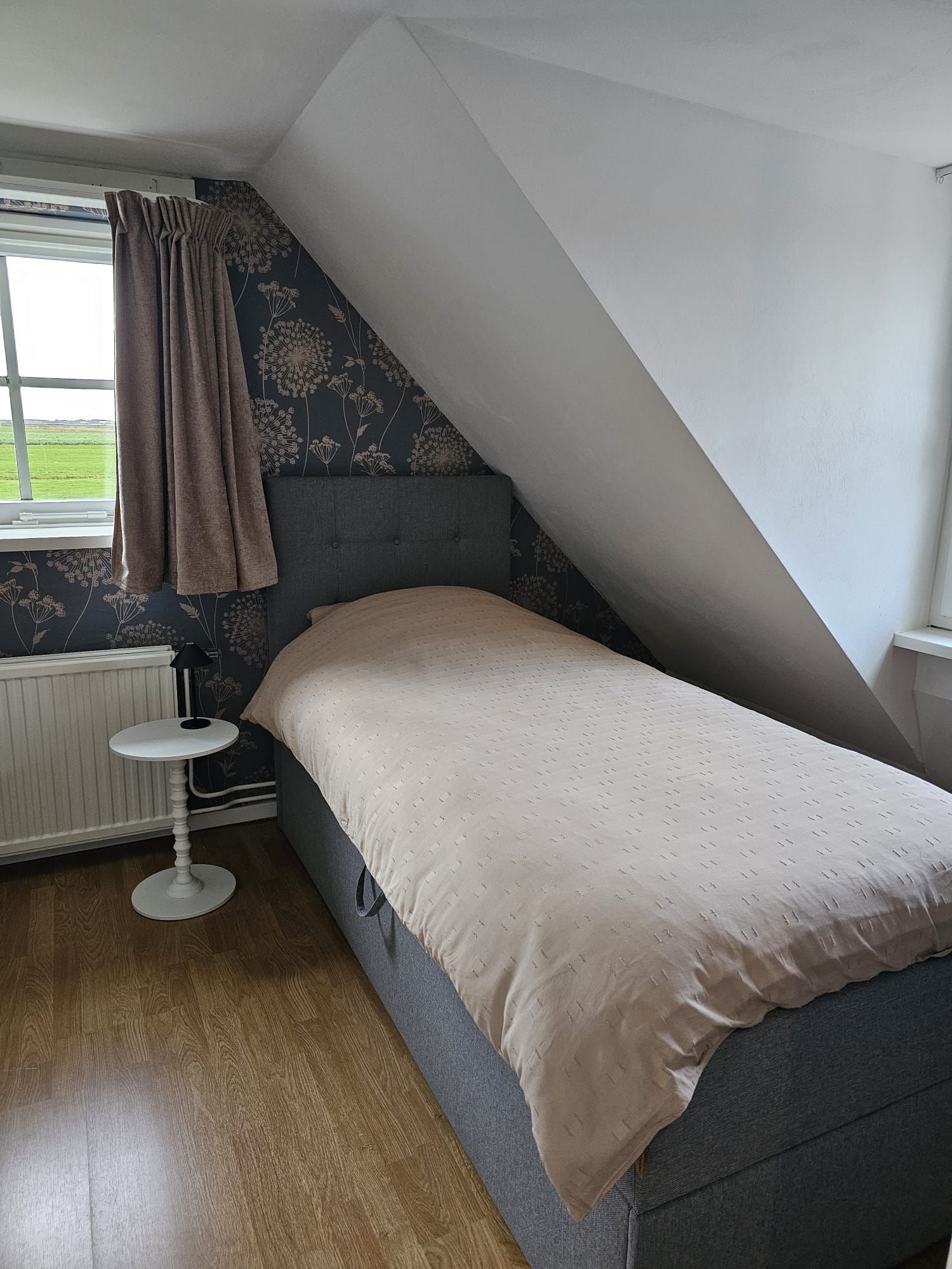 De tweede slaapkamer met 2 bedden van Vakantiehuis Akkerzicht Oudesluis.