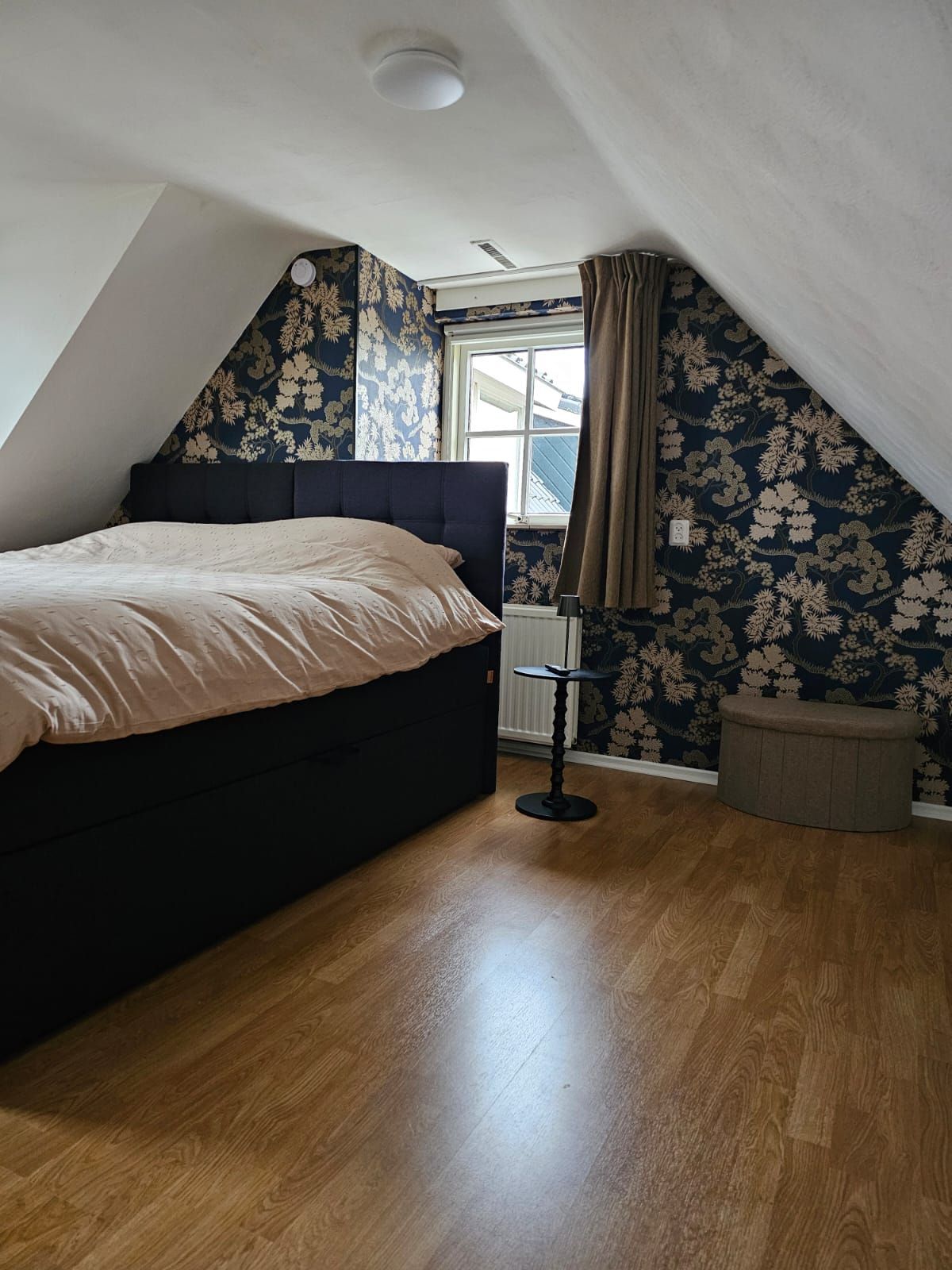 De Master bedroom met 1 King Size bed van Vakantiehuis Akkerzicht Oudesluis.