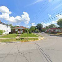 Un quartier résidentiel avec beaucoup de maisons et un coin de rue.