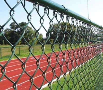 Una valla metálica rodea una pista de atletismo