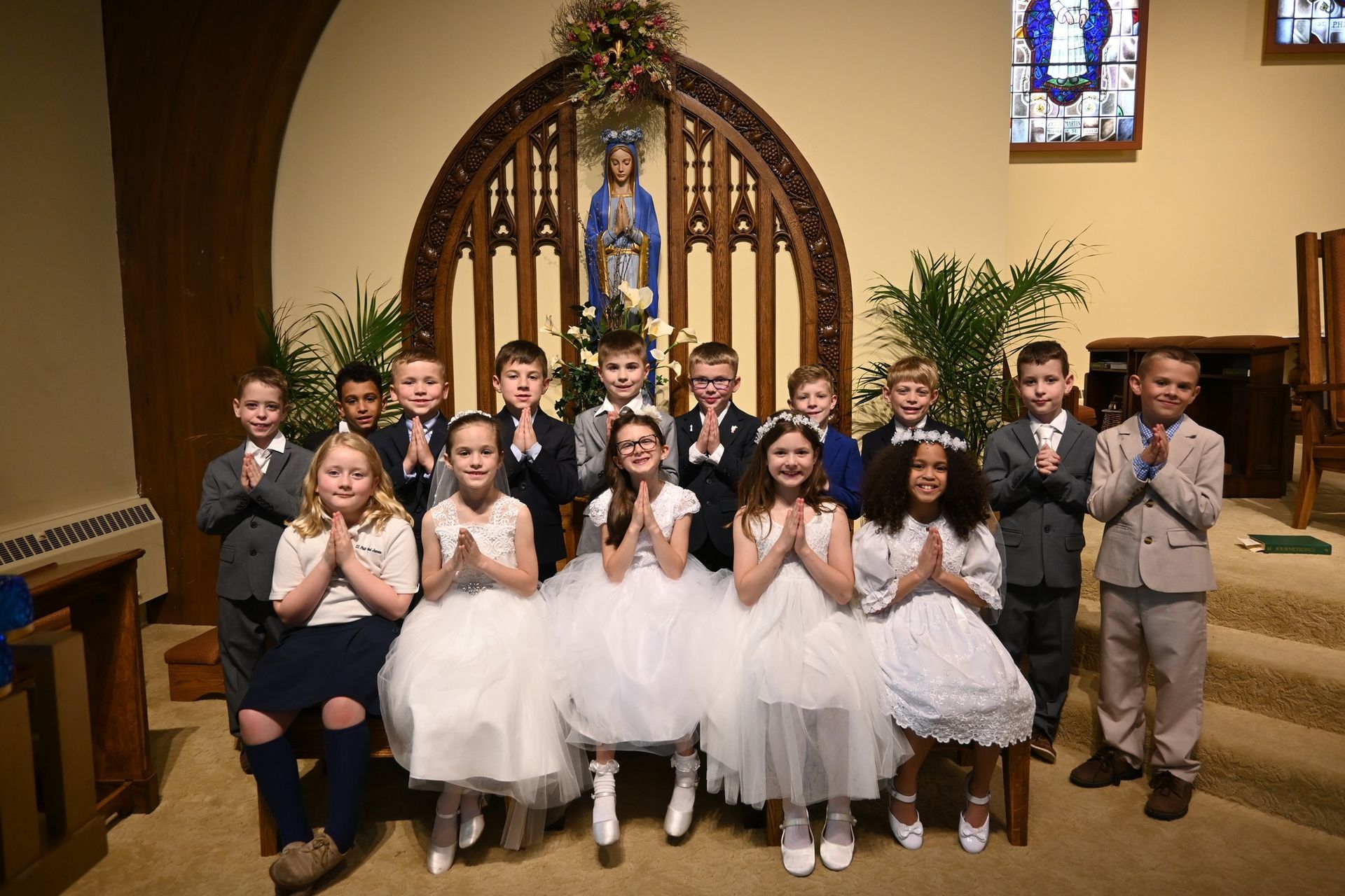 A group of children are posing for a picture in a church.