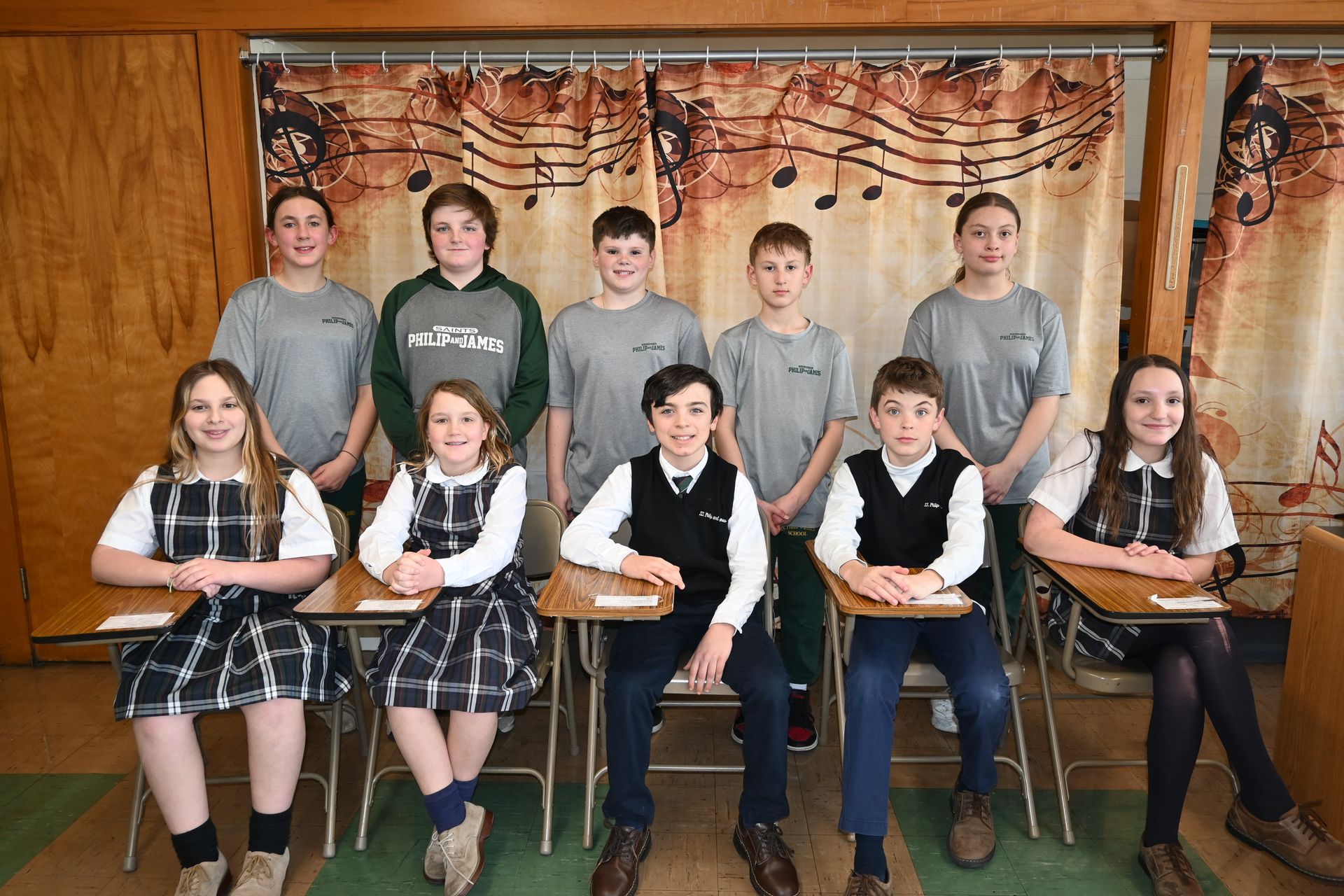 A group of children are posing for a picture in a classroom.