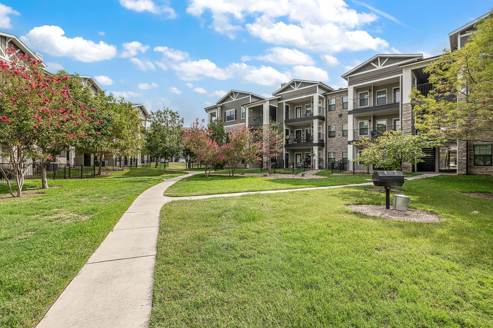 the preserve at ballantyne commons yard and apartment buildings