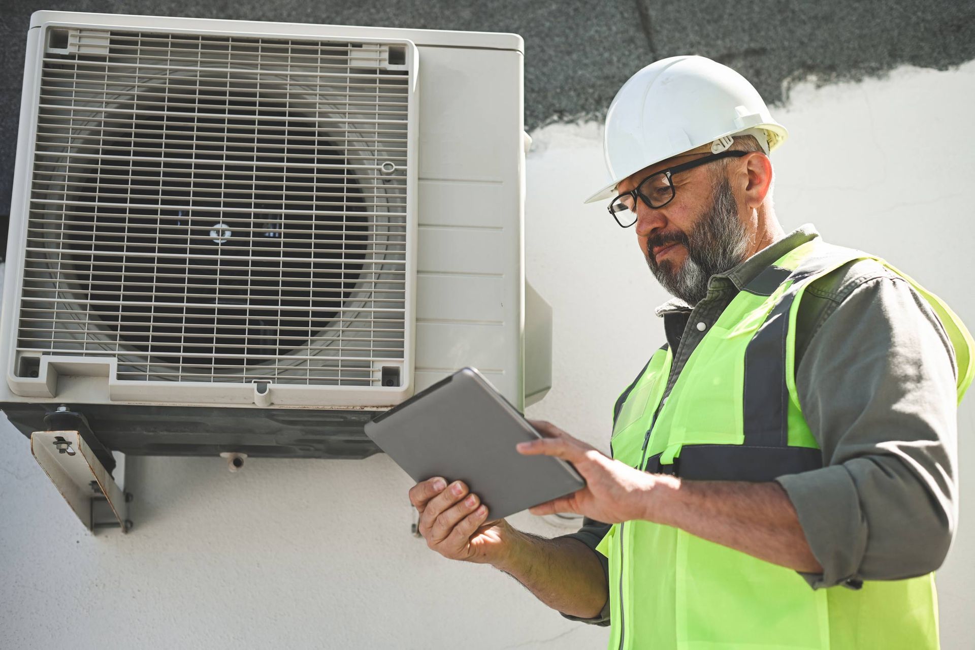 The engineer is repairing the air conditioner quickly and with expert care at home