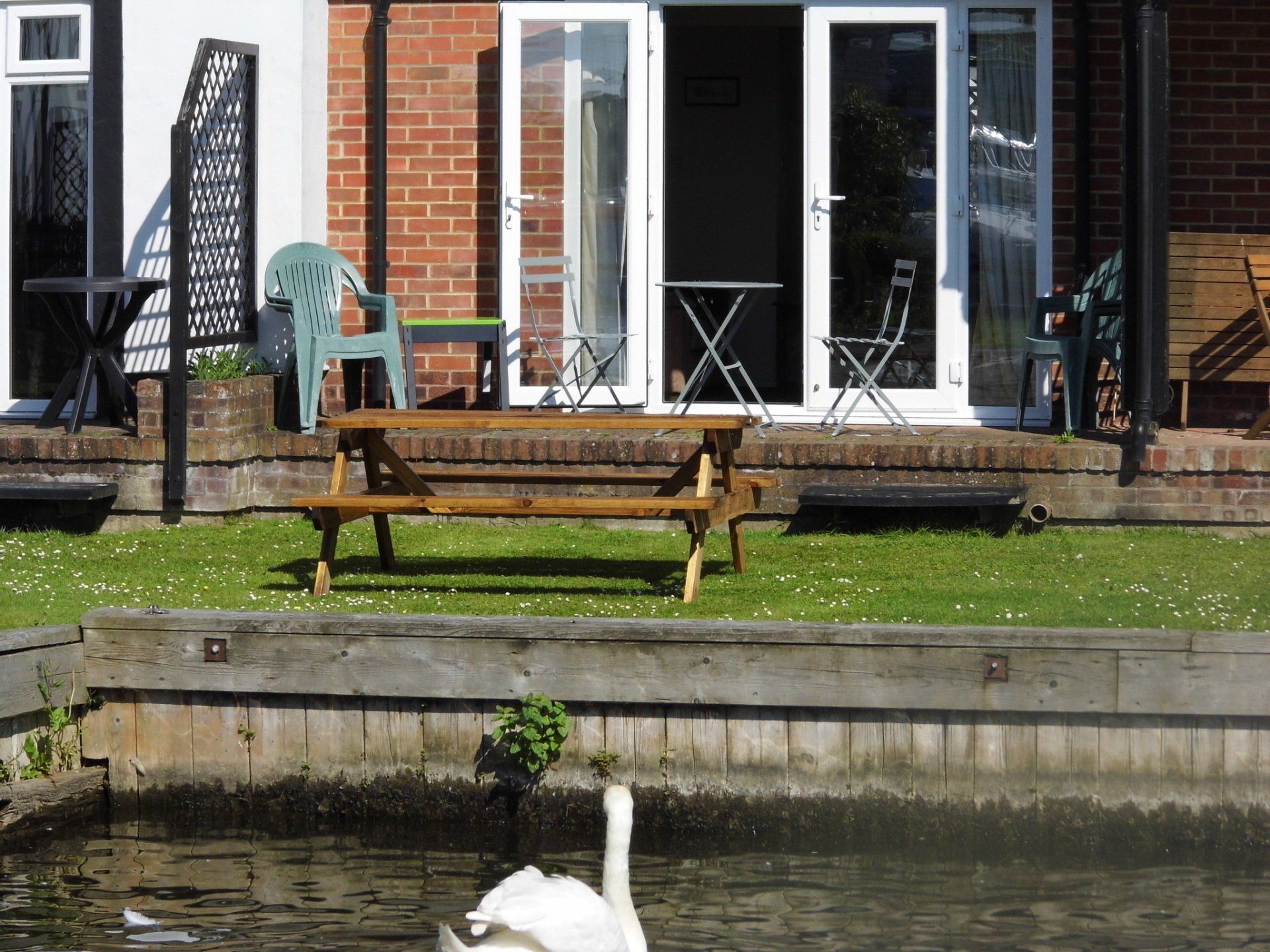 Albion Cottage garden and mooring with picnic table.