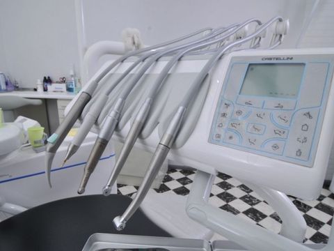 Реставрация зубов - стоматологическая клиника Perladents в Юрмале