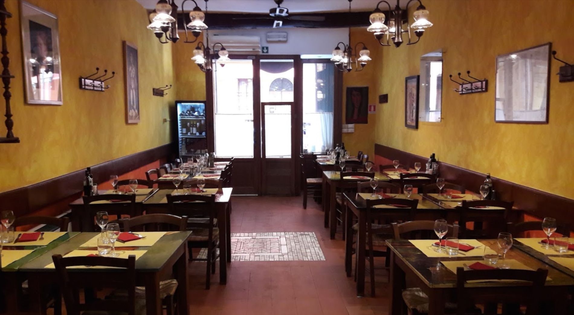 Tortellini al ragù e in brodo Bologna Trattoria Trebbi