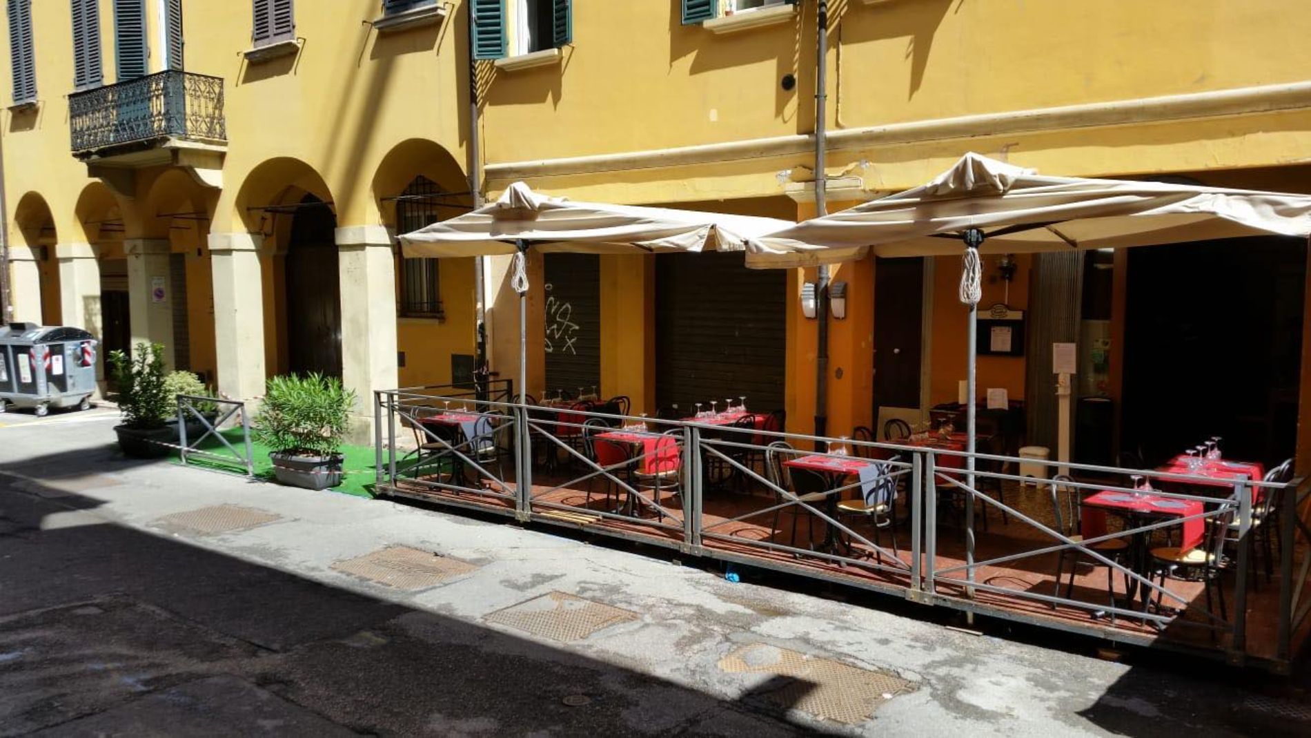 Tortellini al ragù e in brodo Bologna Trattoria Trebbi