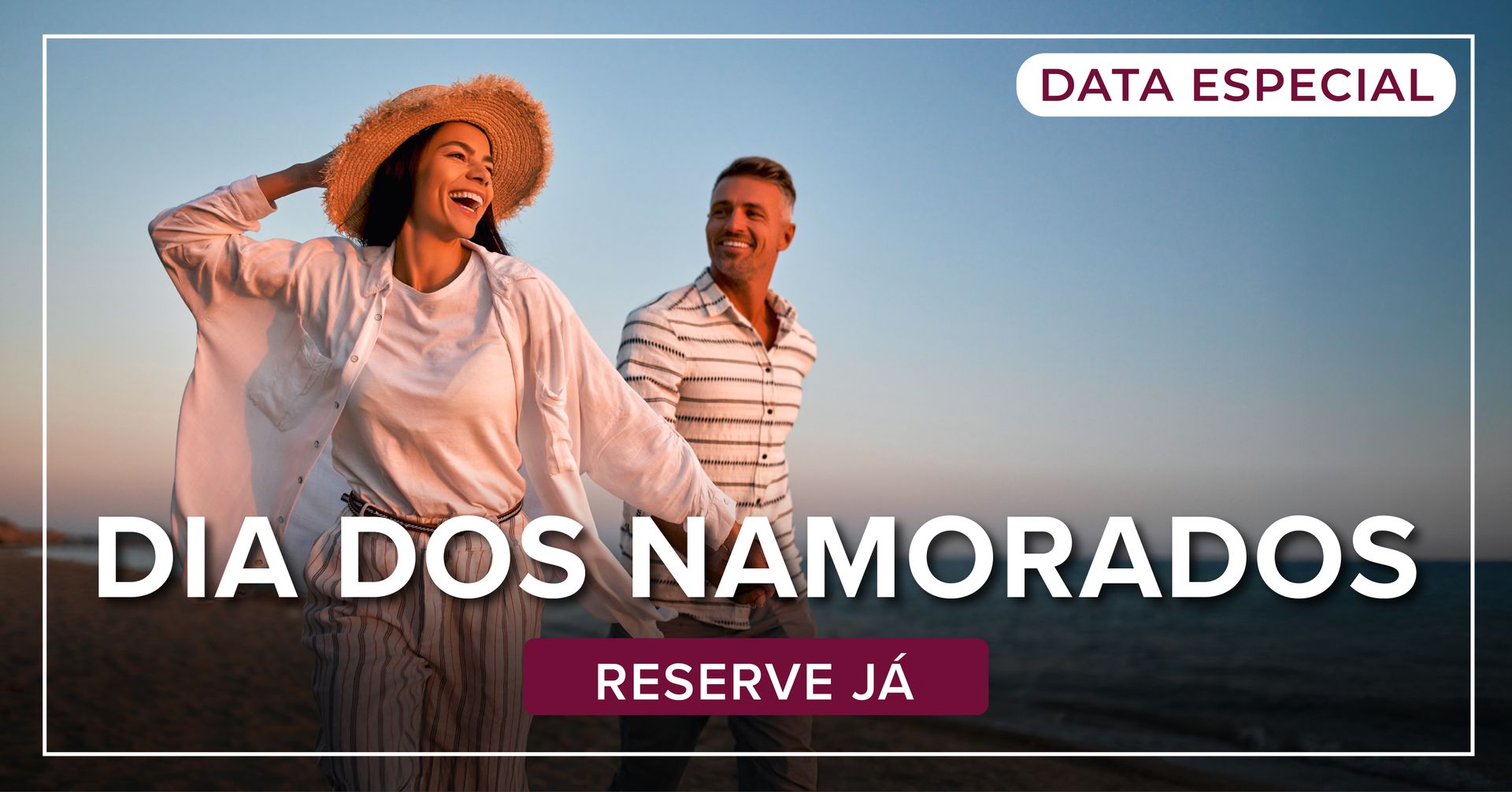 Filha e mãe estão se divertindo, a filha está alegre com as mãos pairando no ar.